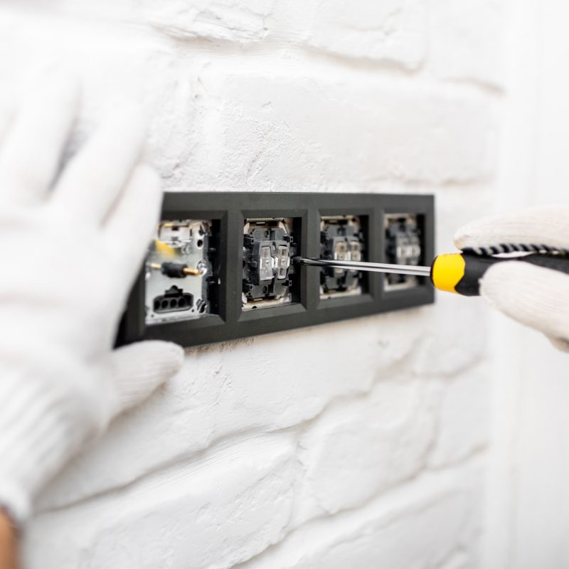 Elettricista certificato installa quadro elettrico in appartamento a Monza