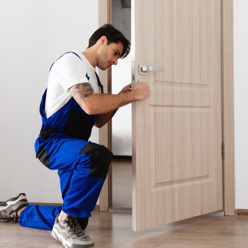 porta condominiale con nuova serratura automatizzata